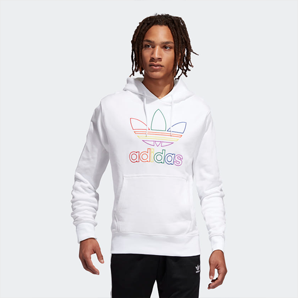 homem usando moletom branco adidas coleção pride logo colorido