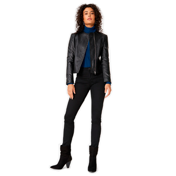 mulher usando casaco de couro preta, blusa azul com calça preta e bota de salto alto