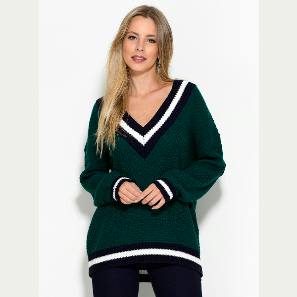 mulher usando blusa de tricot verde escuro com linhas brancas e pretas