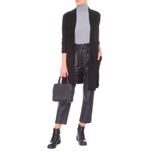 mulher usando casaco preto longo com blusa de gola alta cinza e calça de couro com laço na cintura e bota