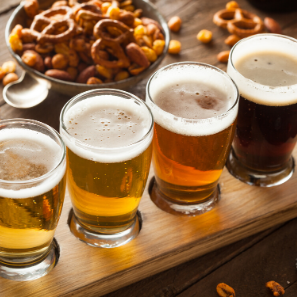 copos de cerveja